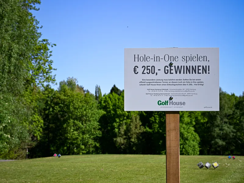 Hole-in-One-Schild auf der Driving Range