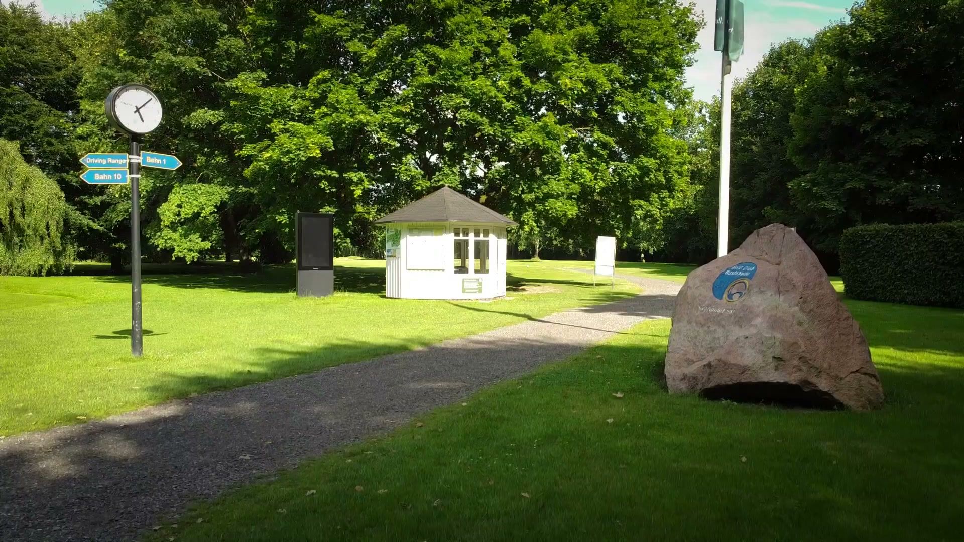 Luftbild der Bahn 1 des Golf-Club Buxtehude mit sonnigem Fairway