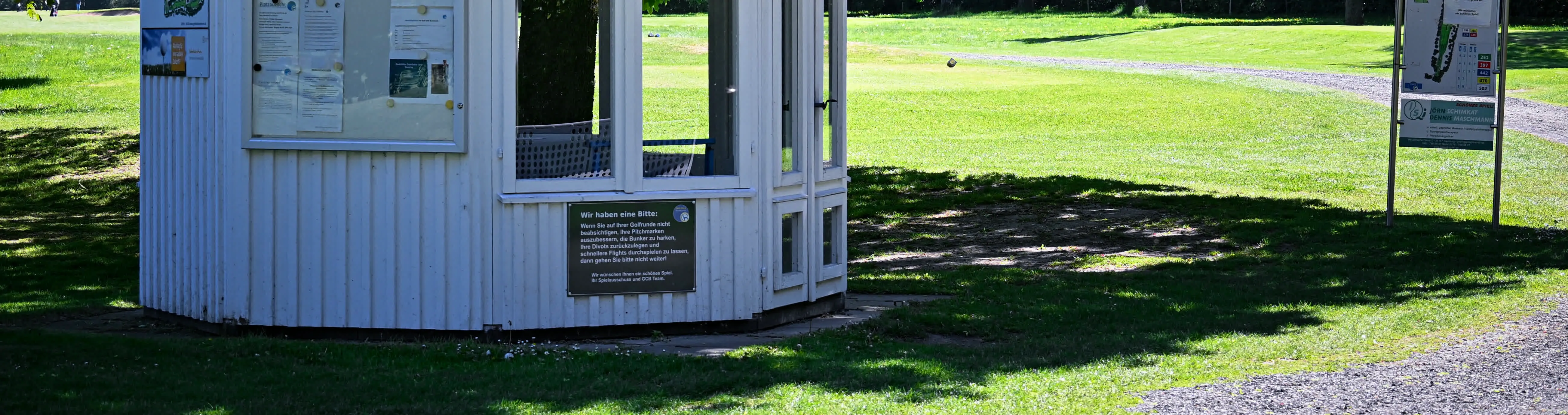 Clubhaus mit Wegweiser zu Loch 1 am Golf Club Buxtehude